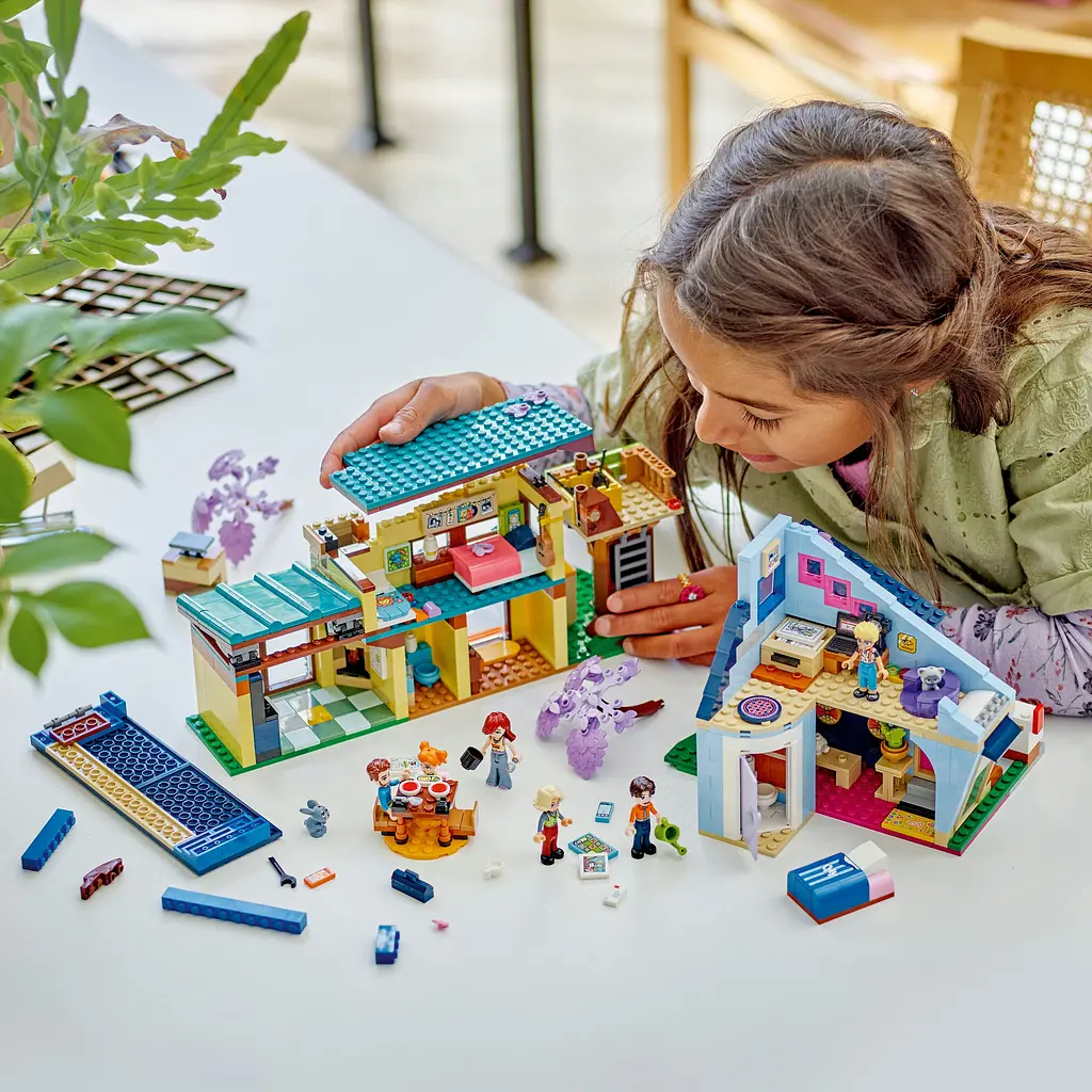 Уцінка. Конструктор LEGO Friends Родинні будинки Оллі й Пейслі 1126 деталі (42620)  - фото 7