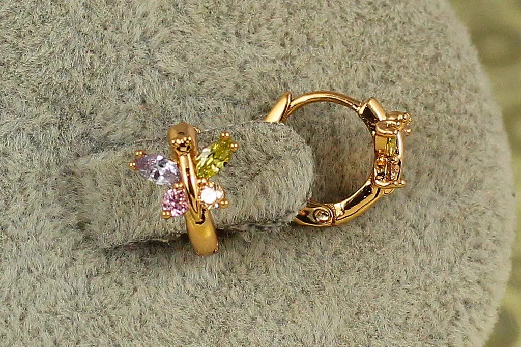Сережки дитячі Xuping Jewelry метелик із різнокольоровими каменями 1 см золотисті - фото 2