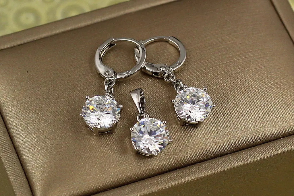 Набір Xuping Jewelry сережки та кулон білі камені 8 мм шість кріплень сріблястий