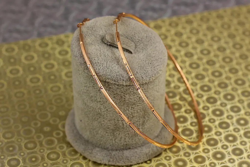 Сережки кільця Хuping Jewelry плоскі з малюнком 8,5 см золотисті - фото 2