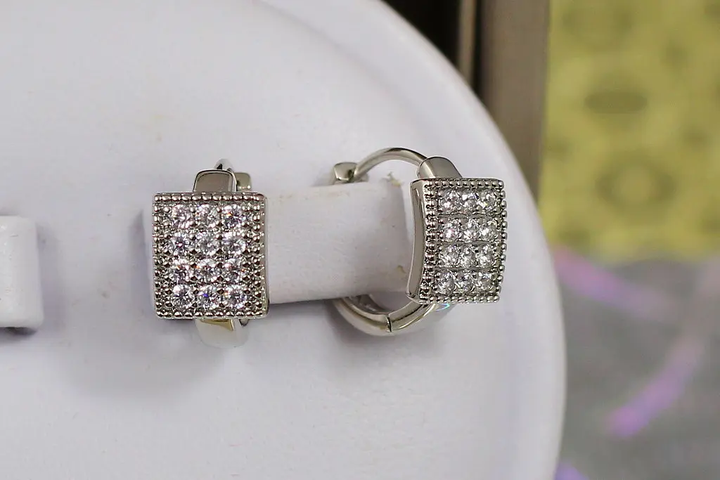 Сережки дитячі Xuping Jewelry квадратики з камінців в окантовці 1.2 см сріблясті - фото 2