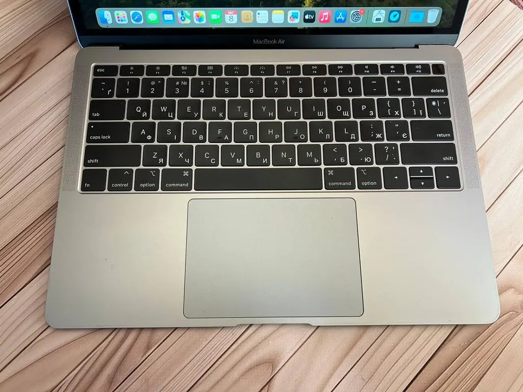 Ноутбук Apple MacBook Air 13" i5-8210Y/16/256 (FVFZL25PLYWP) Б/в - фото 2