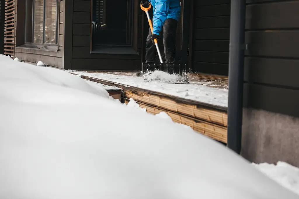 Скрепер для прибирання снігу Fiskars SnowXpert™ Snow Pusher (1062828) - фото 4