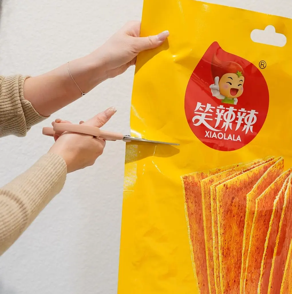 Гігантські чіпси гостер латяо Xiaolala Spicy Latiao Chips Indian Flying Cake Flavor 900г - фото 5