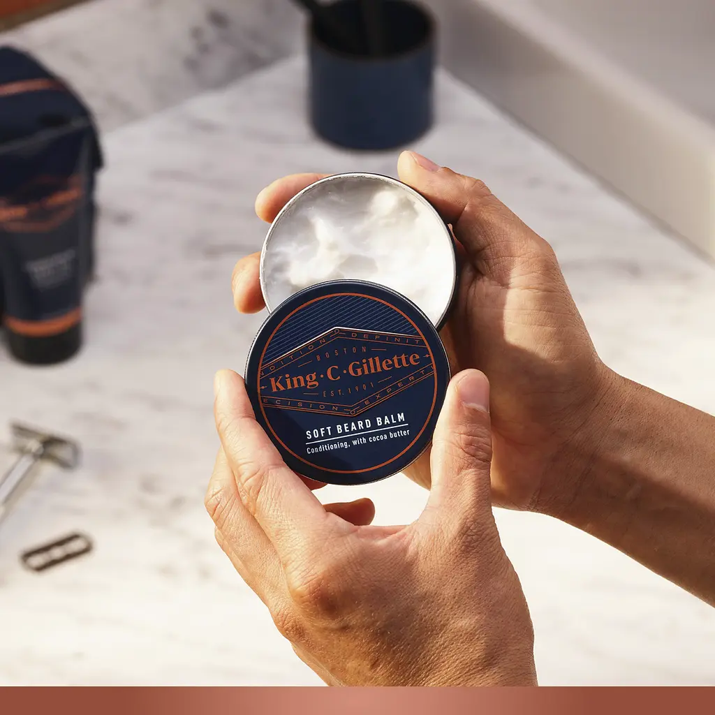 Подарунковий набір Gillette King C: Шампунь для бороди і шкіри обличчя 350 мл + Бальзам для бороди 100 мл + Гребінь для бороди + Сумка-косметичка - фото 4