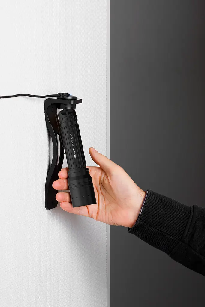 Фонарь Ledlenser Solidline ST8R заряжается с беспроводной зарядкой и настенным креплением блистер 600/250/10 - фото 2