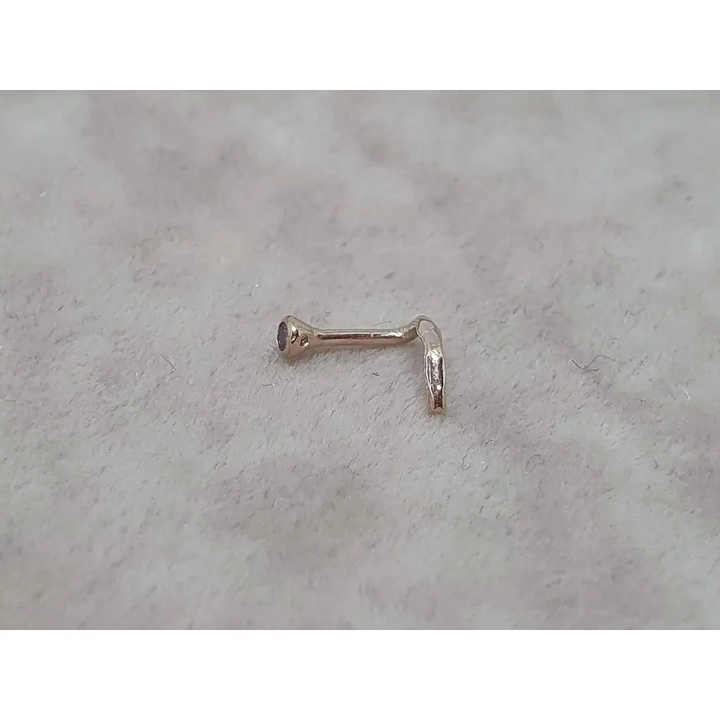 Золотая серьга-пирсинг в нос Dear с фианитом. 1024.7 Лаванда - фото 2