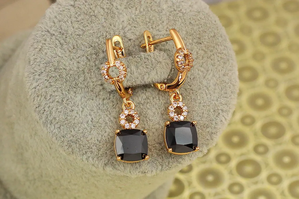 Сережки підвіски Xuping Jewelry куплет із чорним каменем 3 см золотисті - фото 2