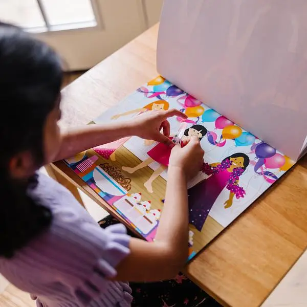 Набор многоразовых наклеек Melissa & Doug Одень куклу (SM93209/6829) - фото 4