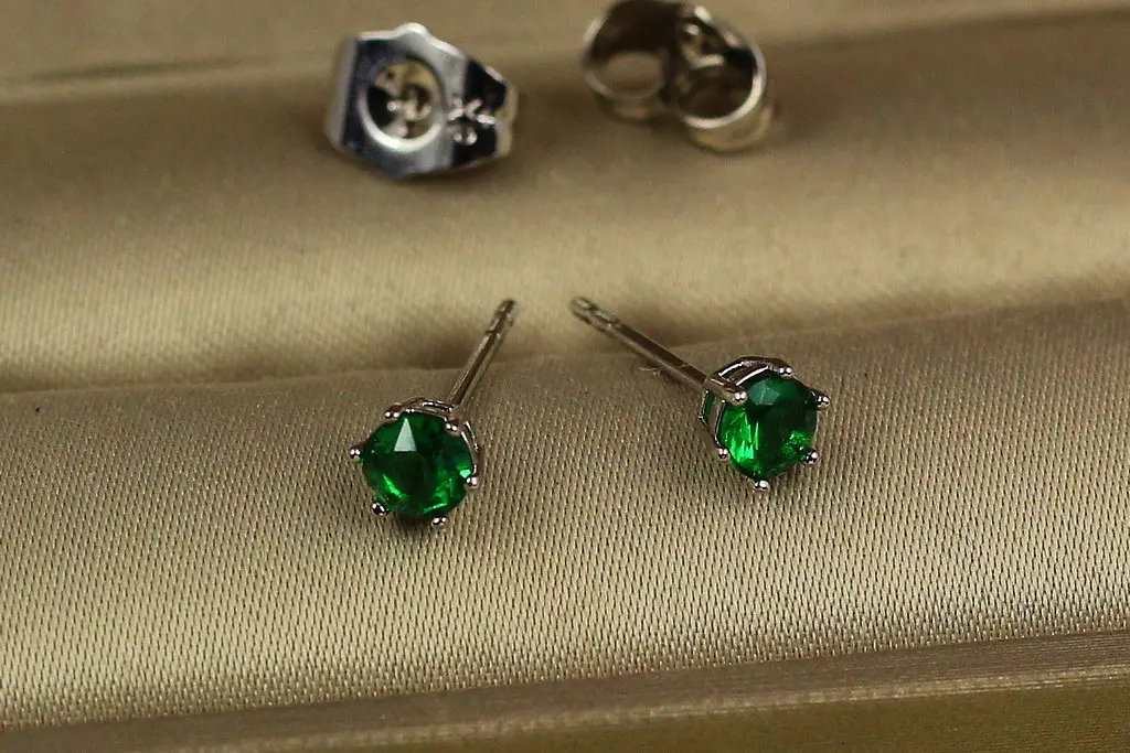Сережки гвоздики Xuping Jewelry зелені камінці на шість кріплень 4 мм сріблясті