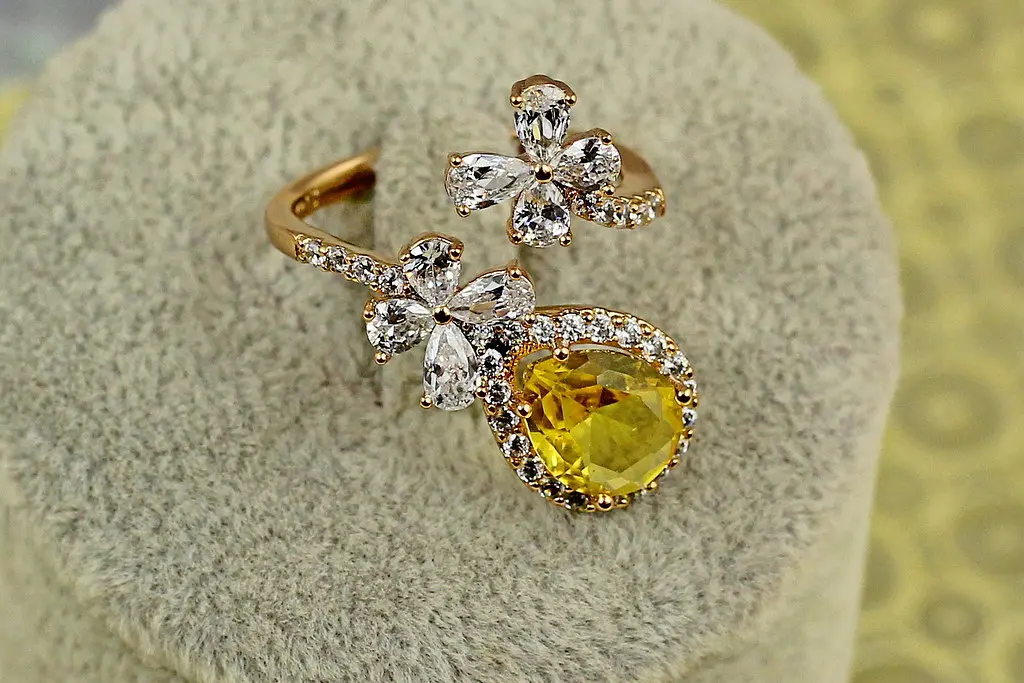 Кільце Xuping Jewelry Марсель з жовтим каменем розсувне р 16 золотисте - фото 3