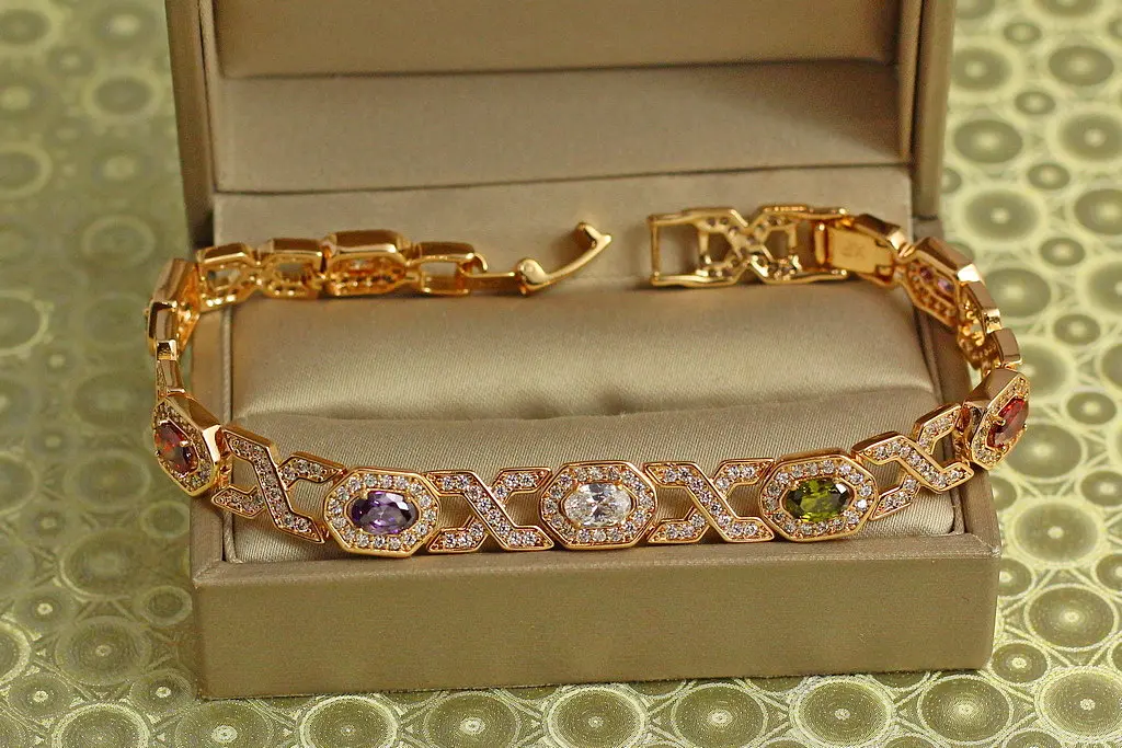 Браслет Xuping Jewelry Вечность с темными разноцветными камнями 19 см 8 мм золотистый