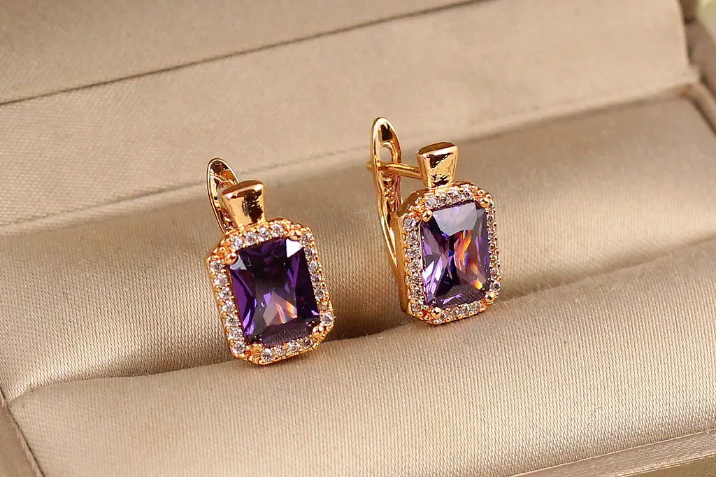 Сережки Xuping Jewelry Авангард з фіолетовим каменем 1,4 см золотисті - фото 2