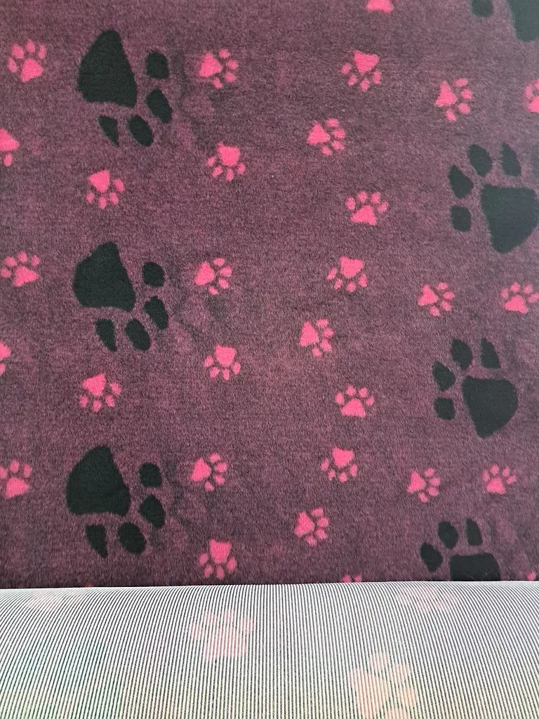 Килимок для собак Vetbed Small Paws малиновий 160х100 см - фото 2