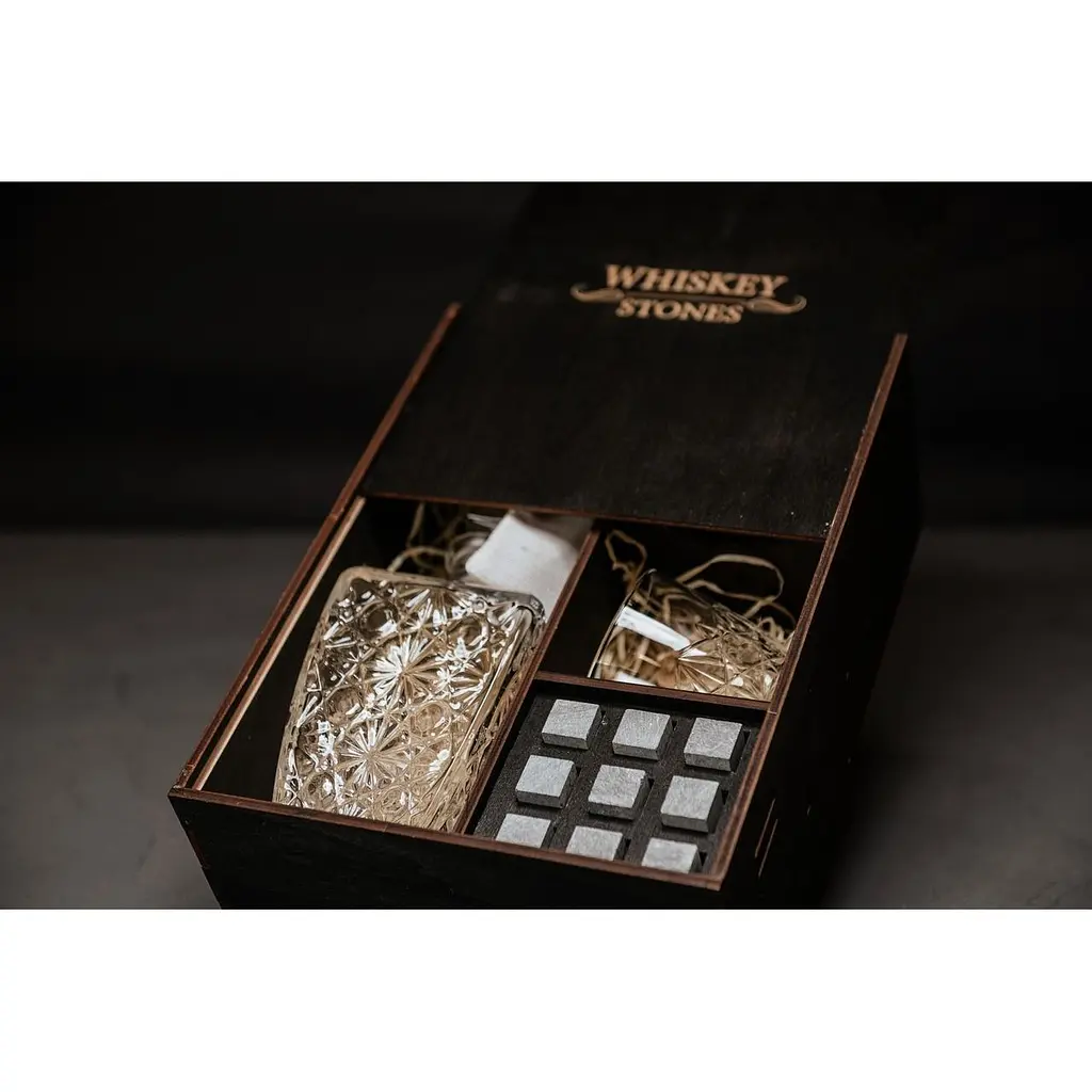 Подарунковий набір Whiskey Stones камені для віскі в дерев'яному пеналі №7 + декантер і 2 склянки Rocco Dedalo + щипці + мішечок - фото 4