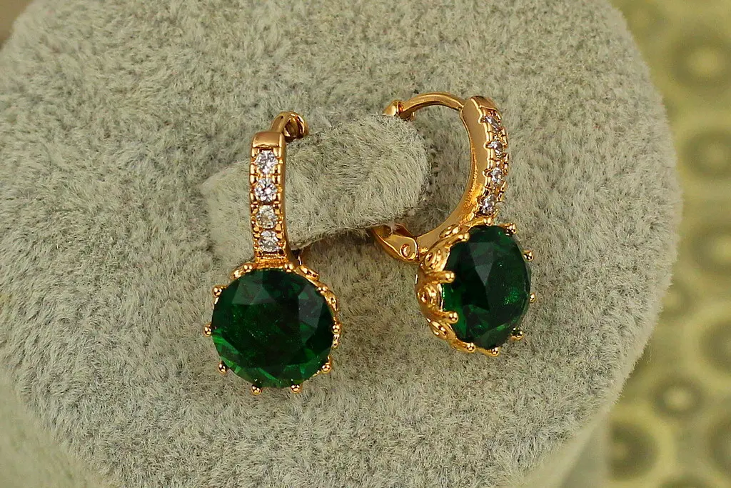 Серьги Xuping Jewelry с большим зеленым камнем и круглой застежкой 2 см золотистые - фото 3