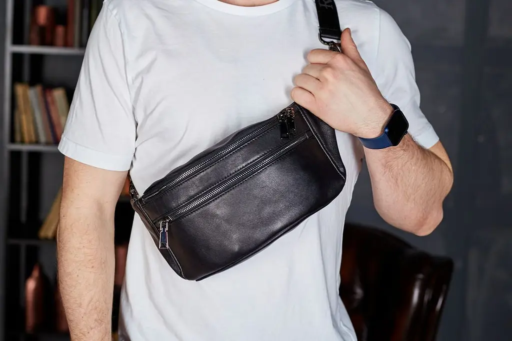Стильна чоловіча бананка з натуральної гладкої шкіри Tiding Bag 14х25х10 для телефону NM-50358 чорна 25 см - фото 10