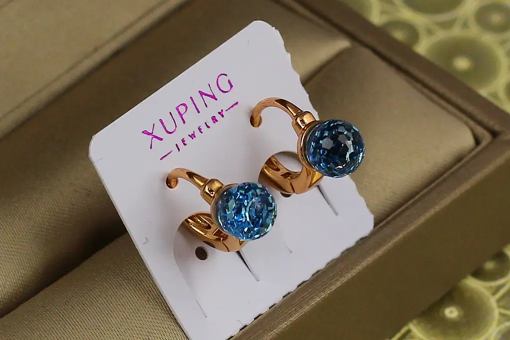 Сережки дитячі Xuping Jewelry Сваровські хамелеон багатогранність із блакитними каменями 1 см золотисті - фото 4