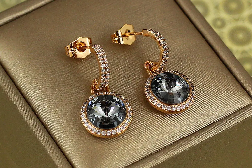 Сережки підвіски Xuping Jewelry Сваровськи Романс із чорними каменями 2,8 см золотисті - фото 2