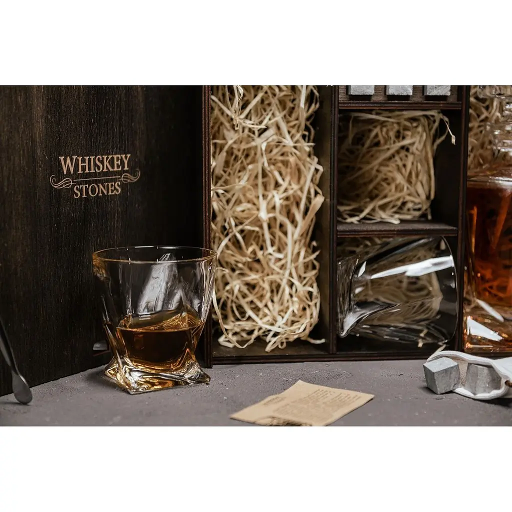 Подарунковий набір віскі Whiskey Stones з камінням для віскі в дерев'яному пеналі №3 + декантер і 2 склянки + щипці + мішечок - фото 4