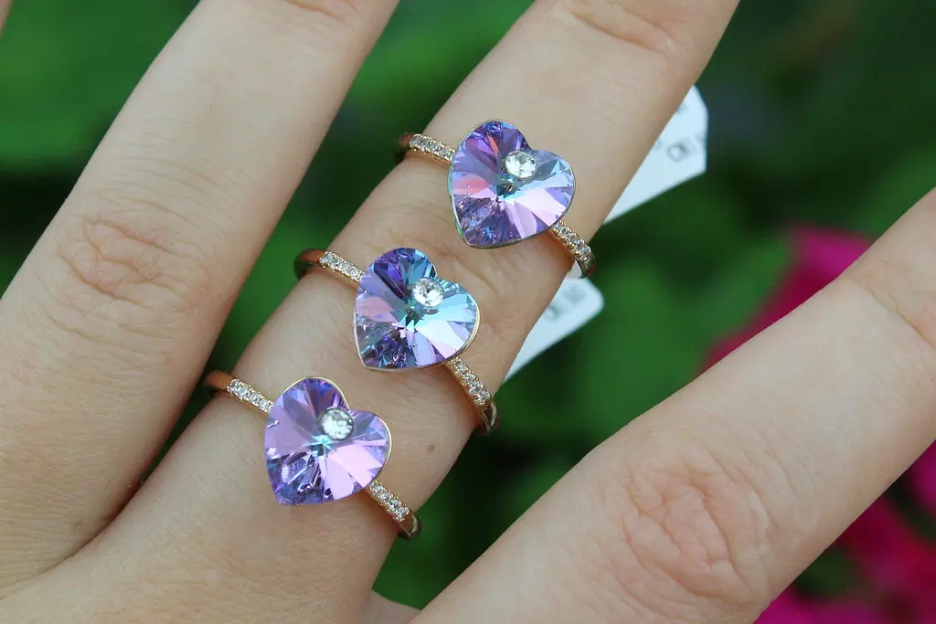 Кільце Xuping Jewelry сердечко Сваровскі фіолетове хамелеон р 18 золотисте - фото 2
