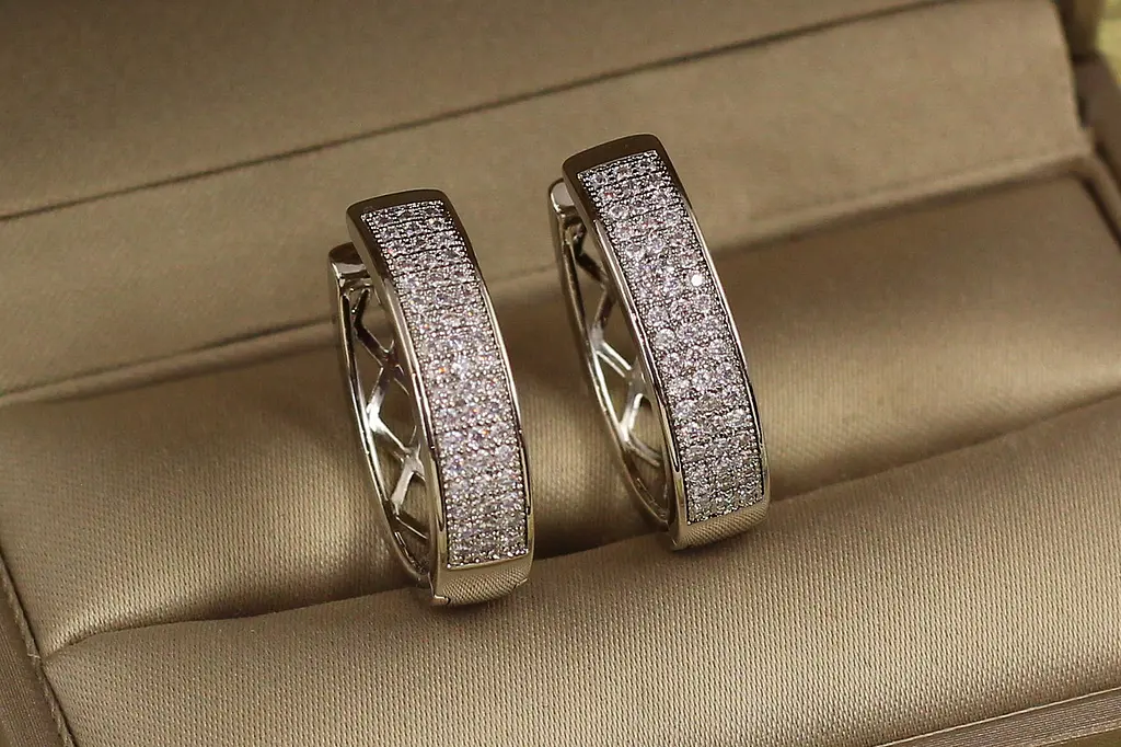 Сережки кільця Хuping Jewelry овальні з камінням три доріжки 2,2 см сріблясті - фото 2