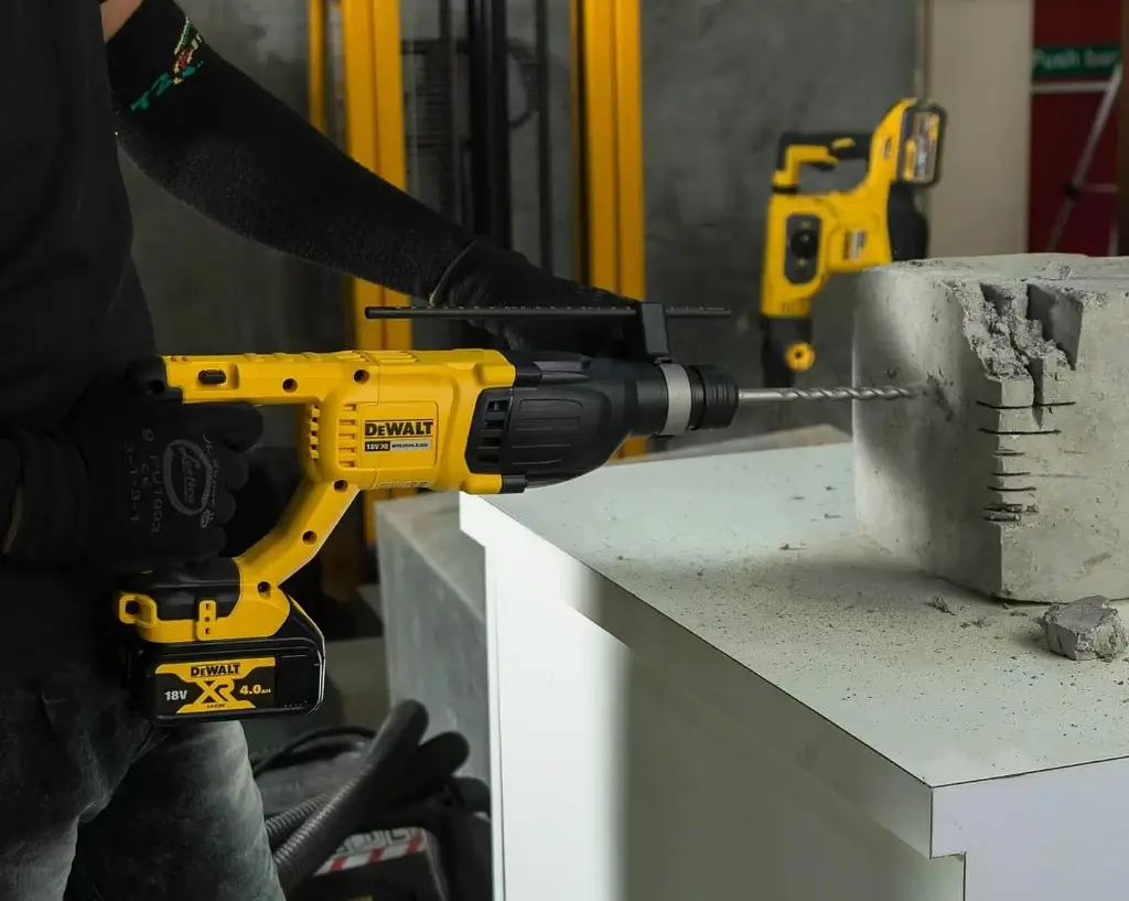 Перфоратор акумуляторний DeWALT SDS-Plus з АКБ та ЗП DCH133M1 - фото 9