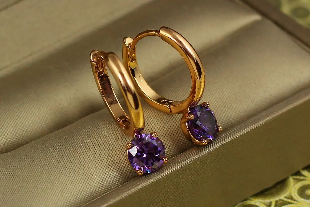 Сережки Xuping Jewelry кільце з фіолетовим каменем 2.1 см золотисті - фото 2