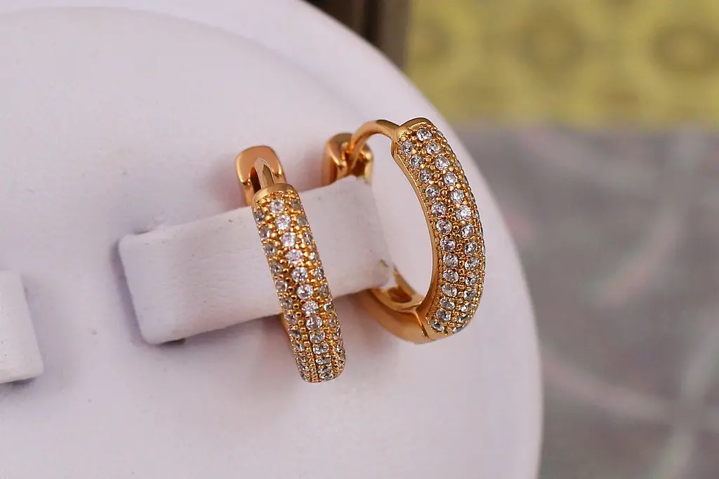 Сережки кільця Хuping Jewelry опуклі з камінцями ззаду гладкі 1.6 см золотисті - фото 3