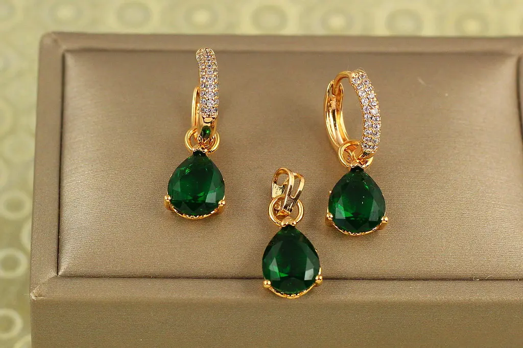 Набір Xuping Jewelry сережки і кулон з зеленою зйомною краплею золотистий