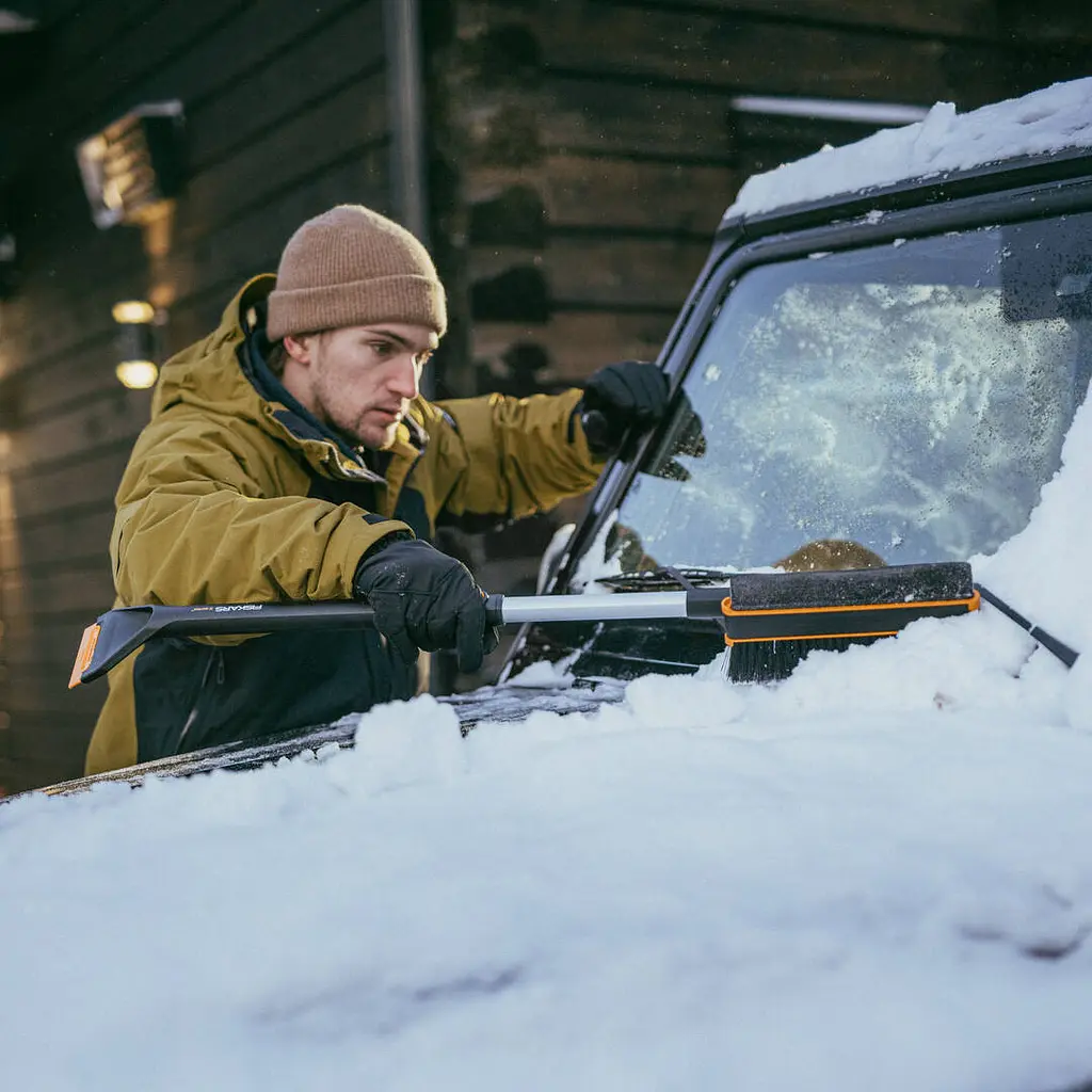 Щітка-скребок телескопічна поворотна Fiskars X-series™ (1078492) - фото 5