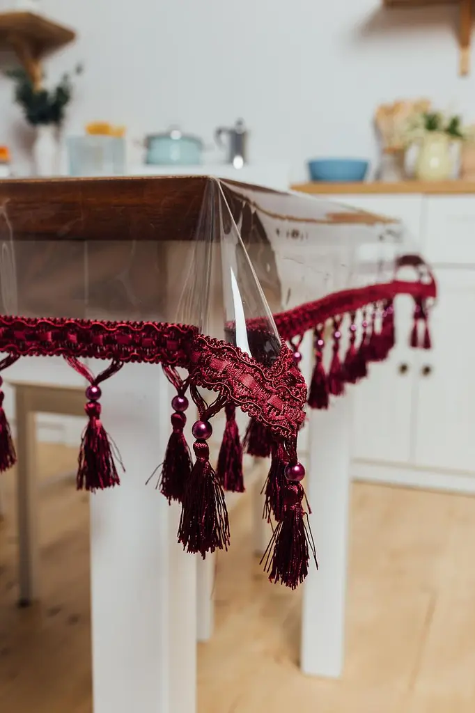 Скатертина силіконова з бордовою бахромою з перлами 400х190 см - фото 3