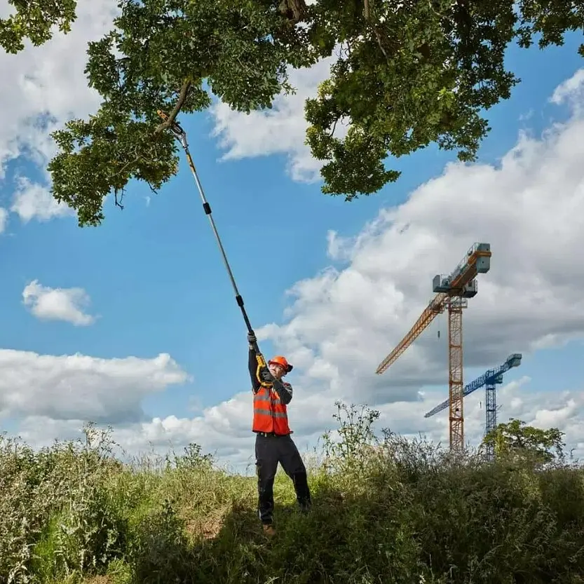 Висоторіз акумуляторний DeWalt зі штангою з АКБ та ЗУ DCMPS567P1 - фото 6