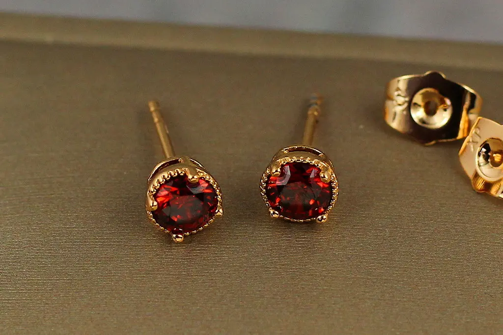 Сережки гвоздики Xuping Jewelry червоний фіаніт в обідку з точок 5 мм золотисті - фото 2