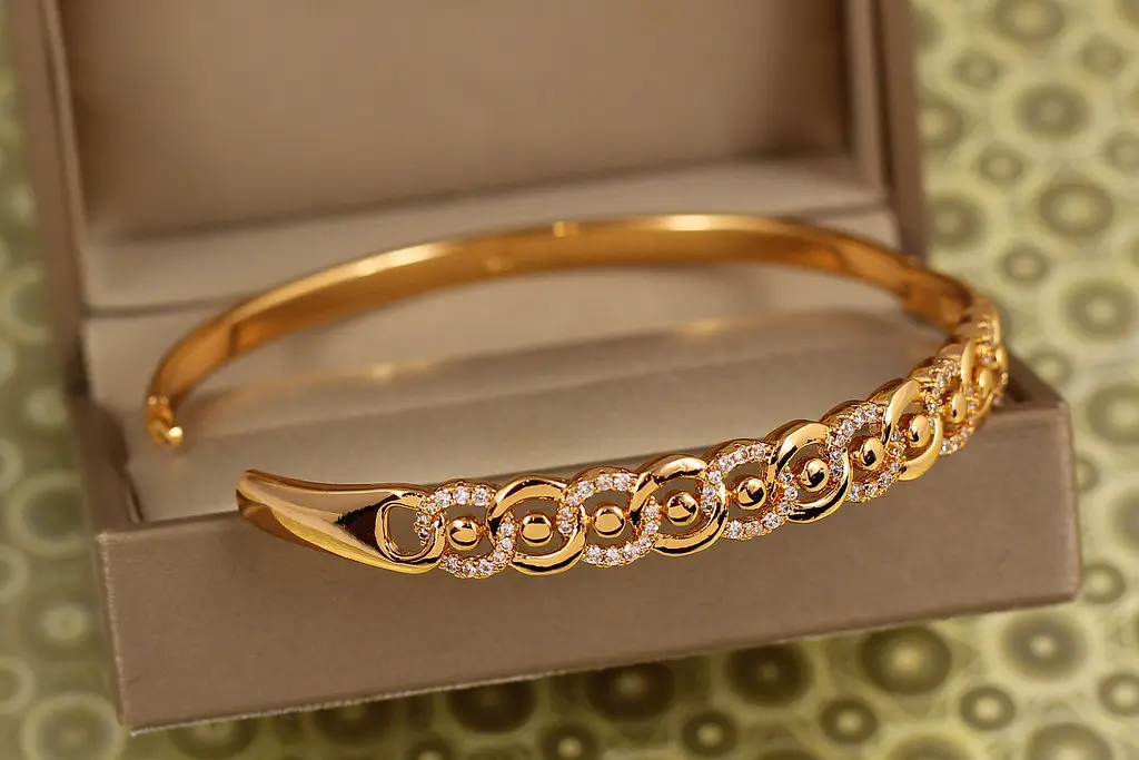 Браслет бенгл Xuping Jewelry Танець кіл 60 мм на руку від 17 до 19 см золотистий - фото 2