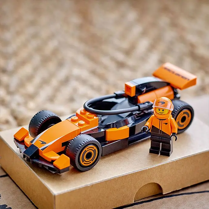 Конструктор LEGO City Пілот F1 з автомобілем для перегонів команди McLaren 86 деталей (60442) - фото 3