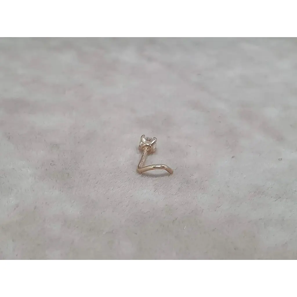 Золотая серьга-пирсинг Favoritum в нос с фианитом. 311132 - фото 3