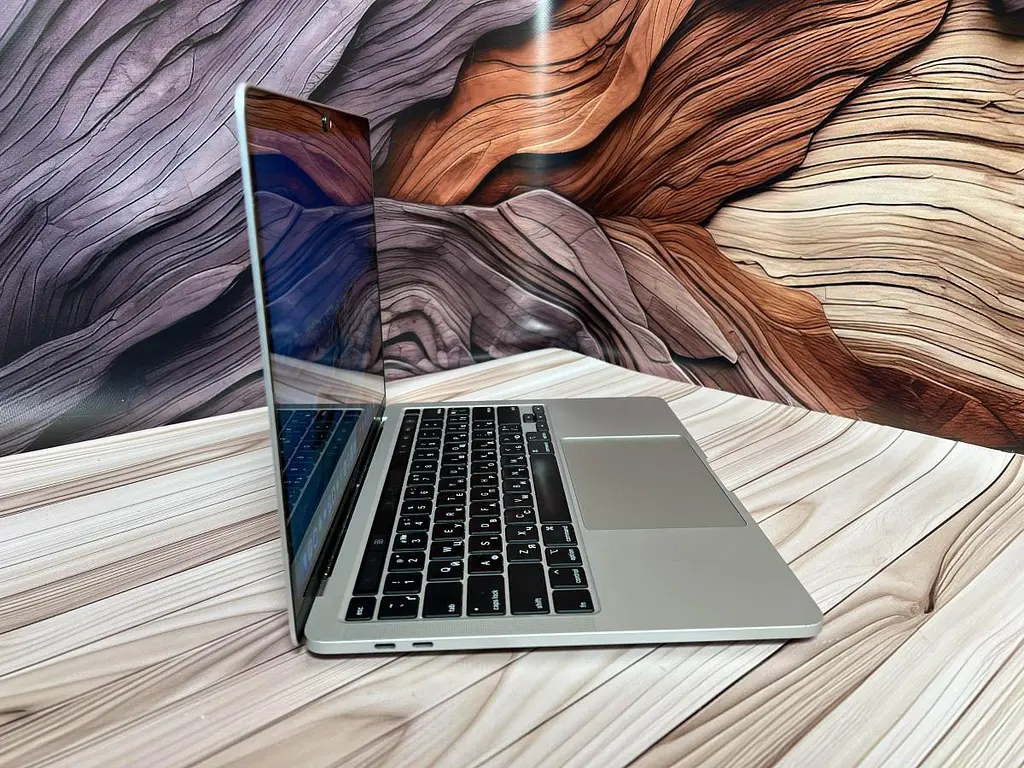 Ноутбук Apple MacBook Pro 13" 2020 i7-1068NG7/32/512 (C02F613BML87) Б/в - фото 4