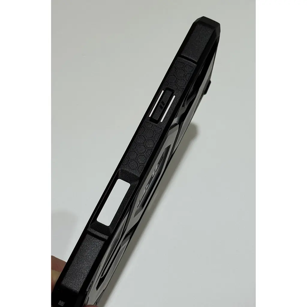 Оригинальный противоударный чехол UAG Monarch Pro MagSafe для iPhone 16 Plus Carbon Black 114455114242 - фото 6