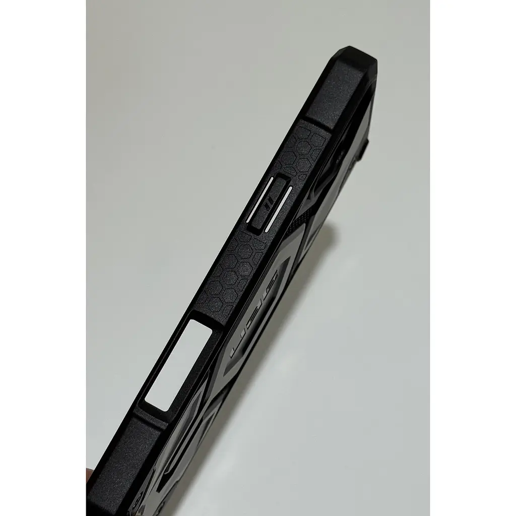 Оригинальный противоударный чехол UAG Monarch Pro MagSafe для Iphone 16 Plus Kevlar Black 114455113940  - фото 8