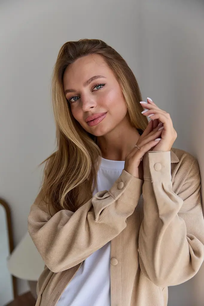 Женская рубашка для беременных стиля oversize из микровельвета Varna размер 2XL-3XL Lullababe бежевая - фото 9