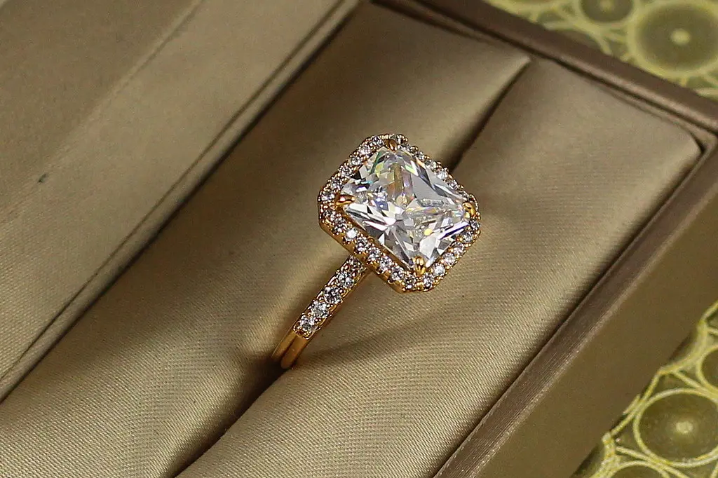 Кільце Xuping Jewelry авангард з білим каменем р 19 золотисте - фото 2