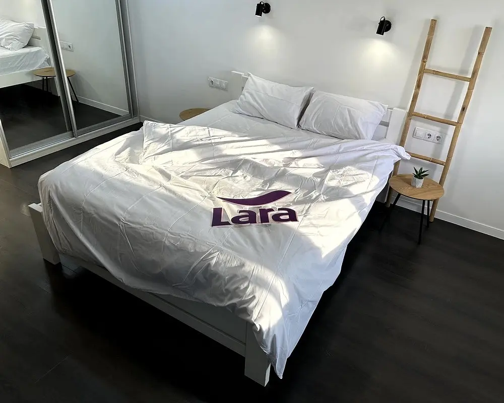 Постільна білизна LARA бязь біла d11044e2 євро з простирадлом на резинці 180х200х25 - фото 2