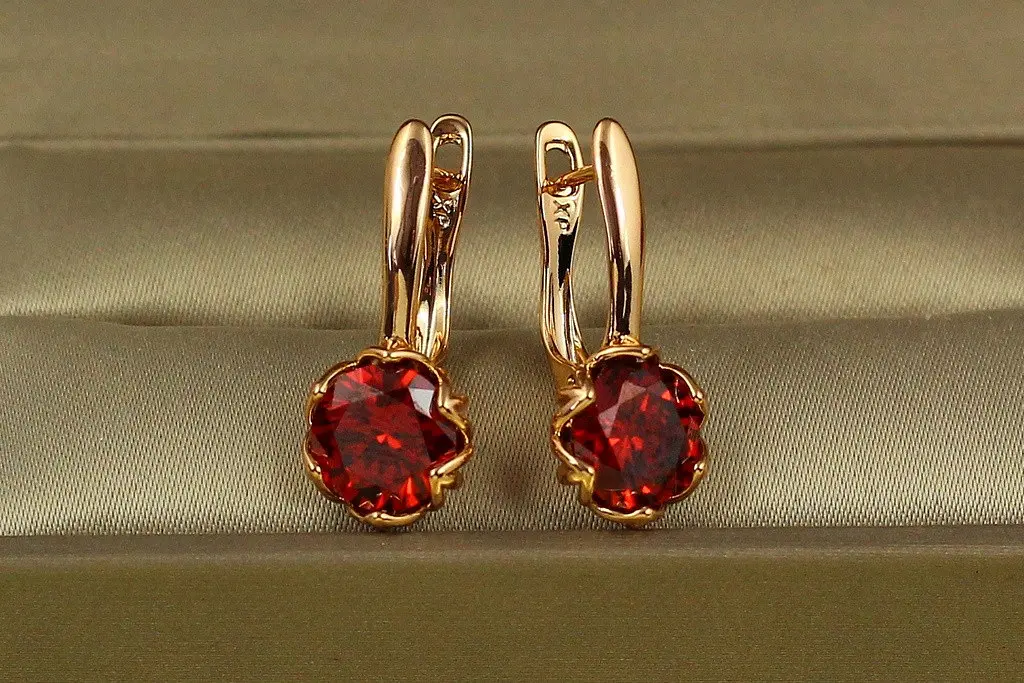 Сережки Xuping Jewelry велична простота з червоним каменем 2.3 см золотисті