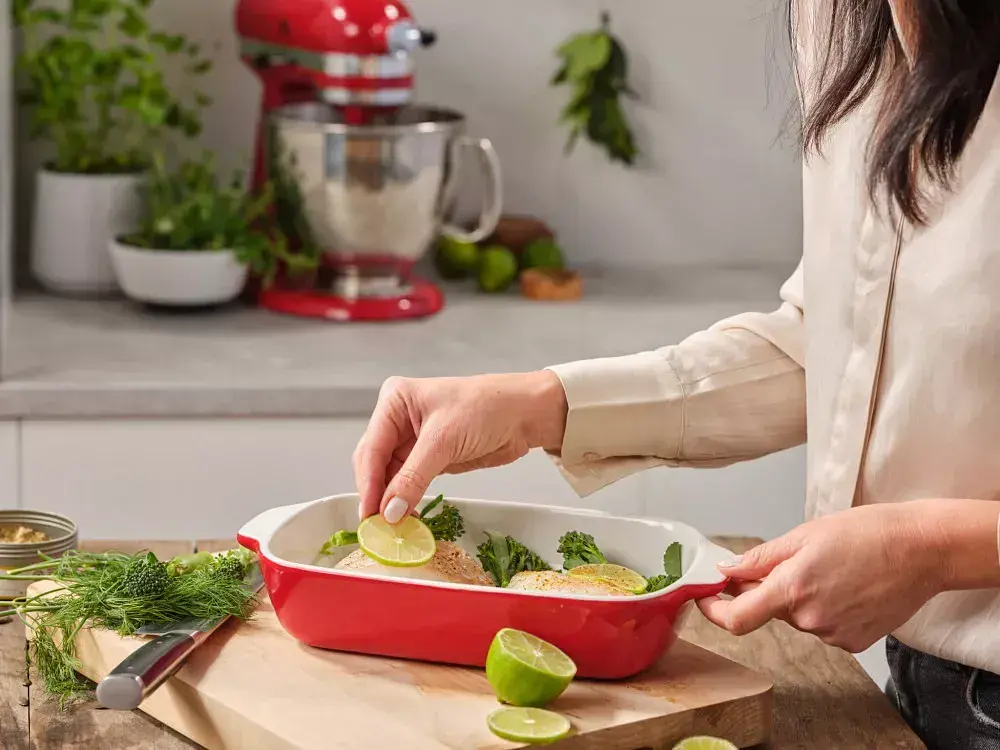 Форма для випічки з кришкою KitchenAid керамогранітна 31,2x18,8x7,2 см 1,9 л колір червоний (CC006106-001) - фото 5