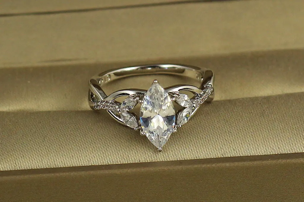 Кільце Xuping Jewelry Маркіза р 17 сріблясте