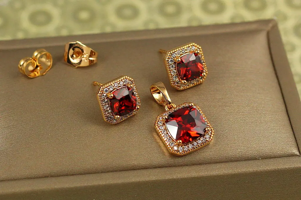 Набір Xuping Jewelry ромб в обідку із фіанітів з чевоним каменем золотистий