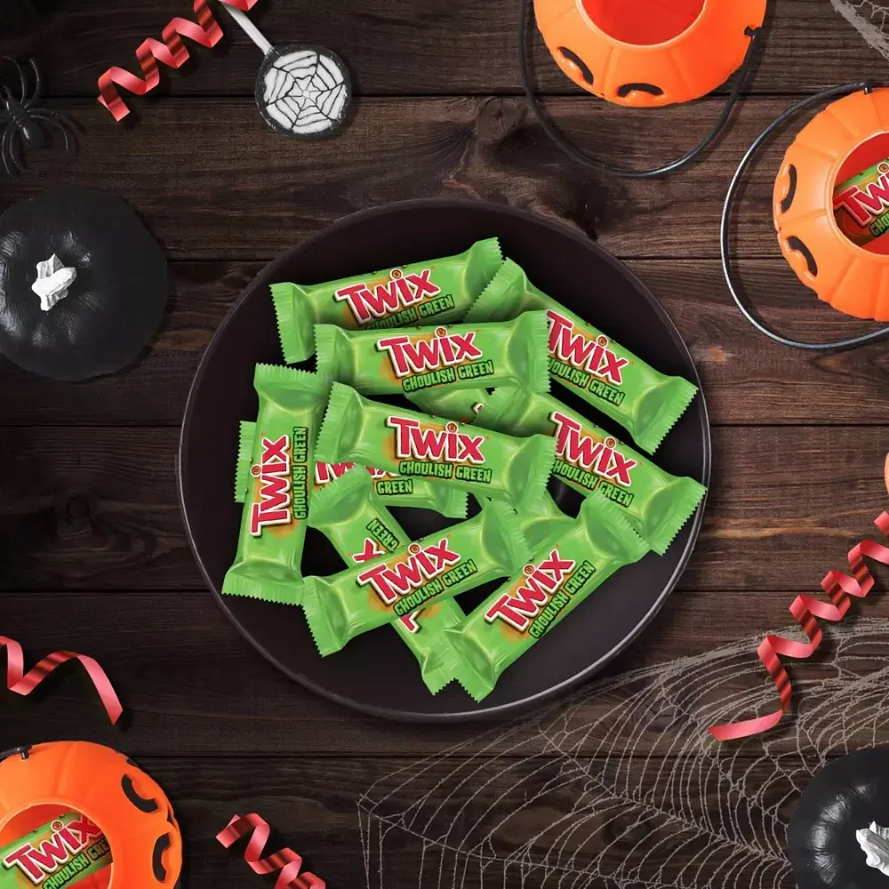 Шоколадные батончики Twix Halloween Ghoulish Green Caramel Cookie Chocolate Bars Fun Size 277 г - фото 3