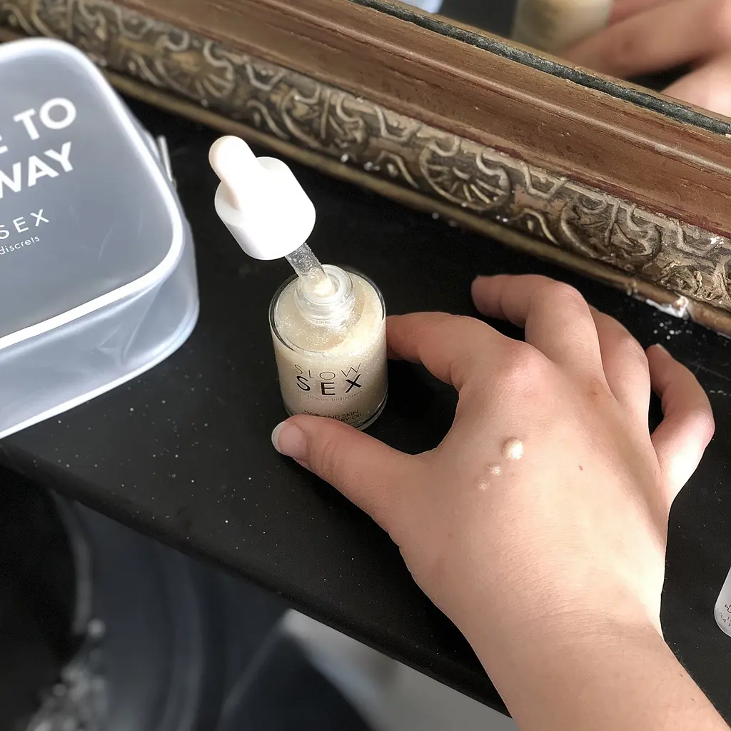 Олія-шиммер для волосся та тіла, 30 мл Bijoux Indiscrets Slow Sex Hair and skin shimmer dry oil - фото 7