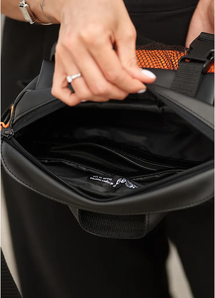 Жіноча сумка бананка Sambag Dynamicdart чорно-помаранчева 38 × 21 × 7 см (80411129) - фото 17